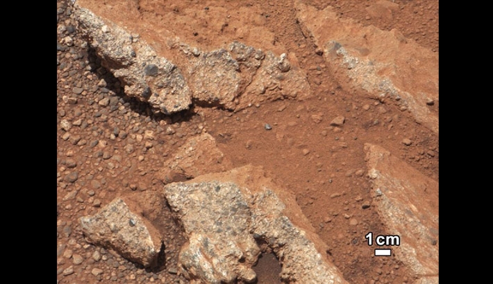 Mars Curiosity Rover Shoots an Old Stream Bed