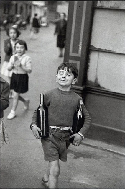 henri-cartier-bresson-rue-mouffetard- paris-1954-boy-smiling-wine-bottles